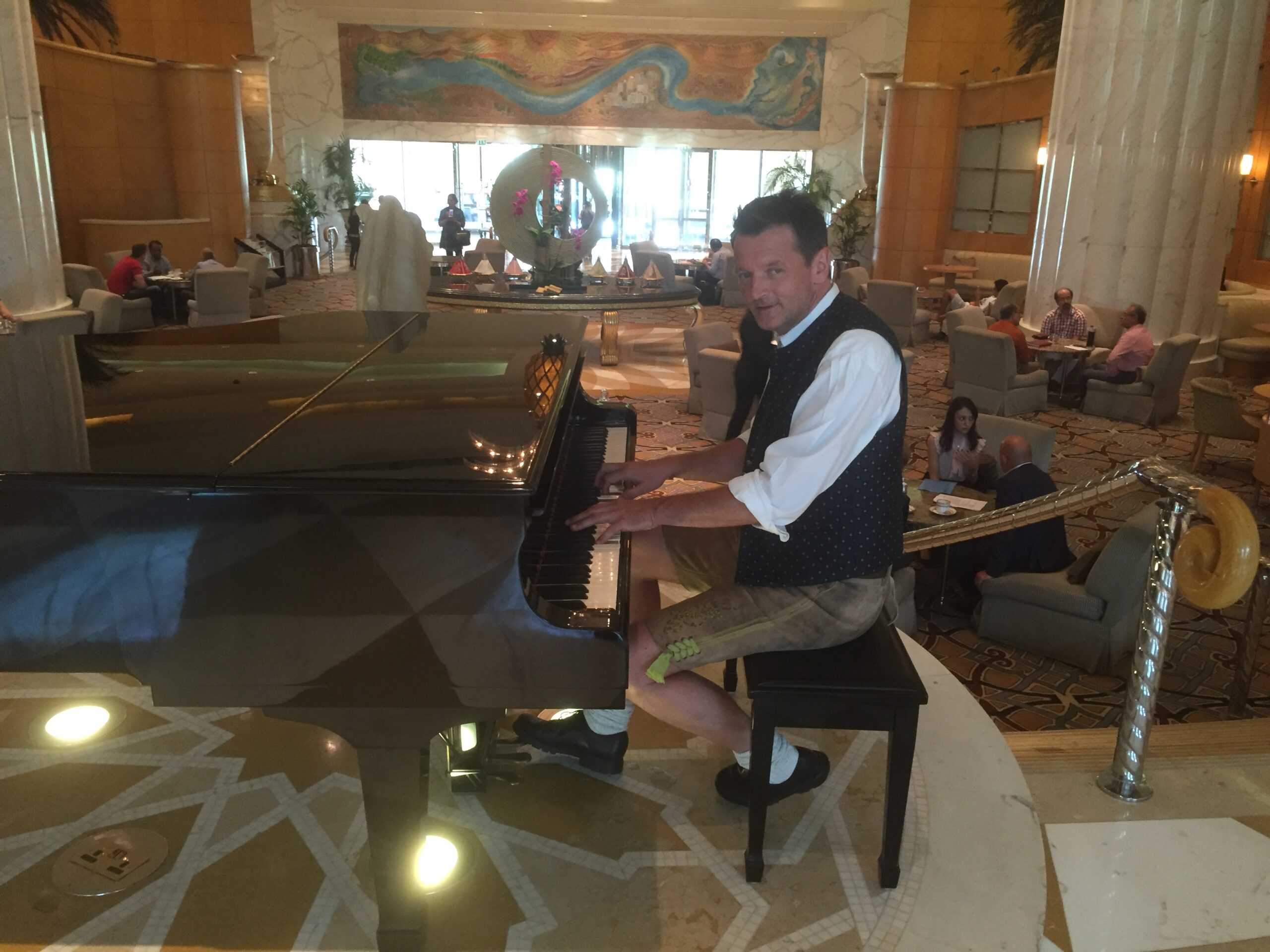 Martin Rumberger am Flügel in einer Hotellobby